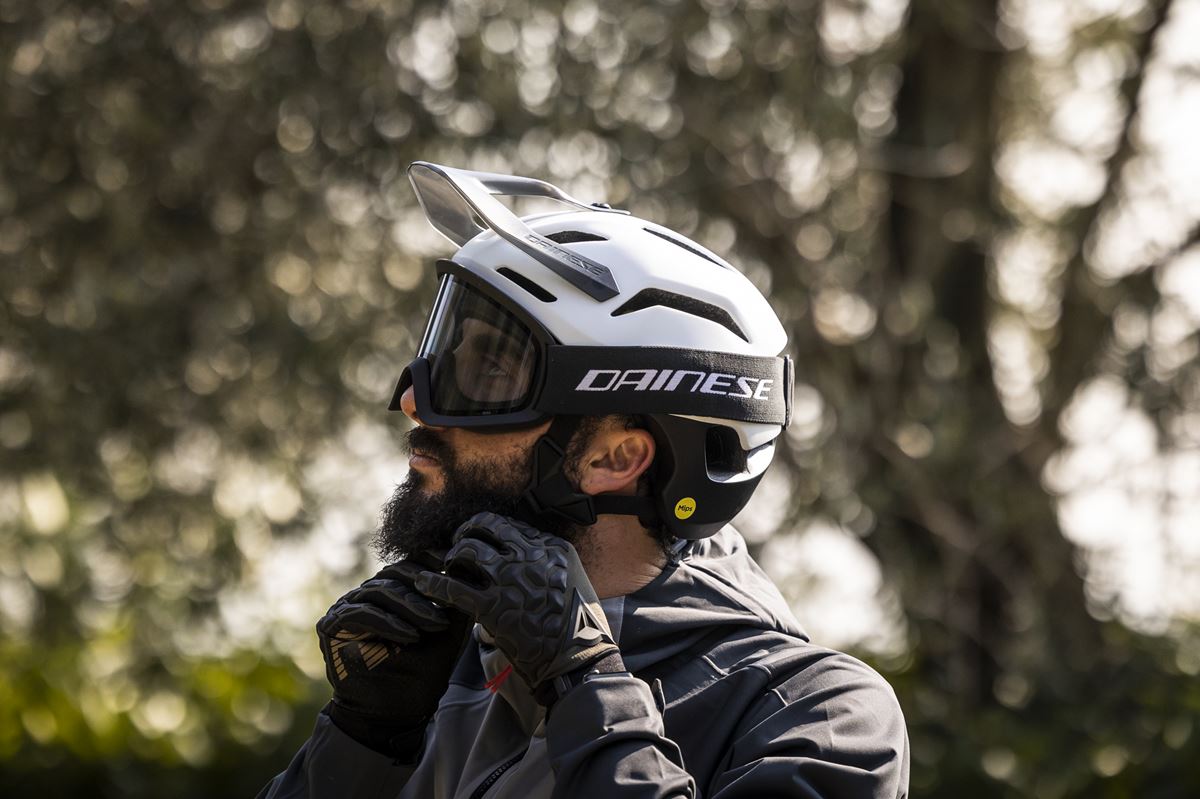 casco-per-bici-901ohq-1.jpg 10 MIGLIORI CASCHI E BIKE, QUALE SCEGLIERE, I 5 PUNTI FONDAMENTALI Pianeta Mountain Bike - immagine 1
