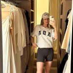 Tornano i pantaloncini da ciclista, Rosie Huntington Whiteley li ama in stile college | Vogue Italia