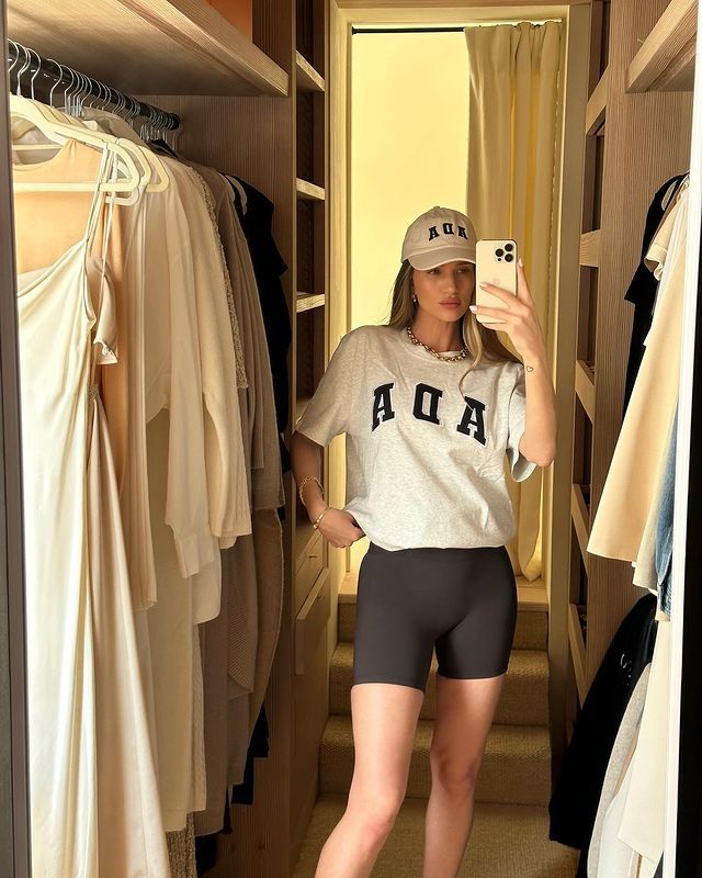 ciclisti-pantaloncini-154tdi-1.jpg Tornano i pantaloncini da ciclista, Rosie Huntington Whiteley li ama in stile college | Vogue Italia - immagine 1