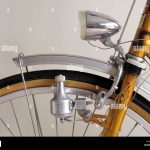 Una dinamo di bicicletta su una bicicletta Foto stock Alamy