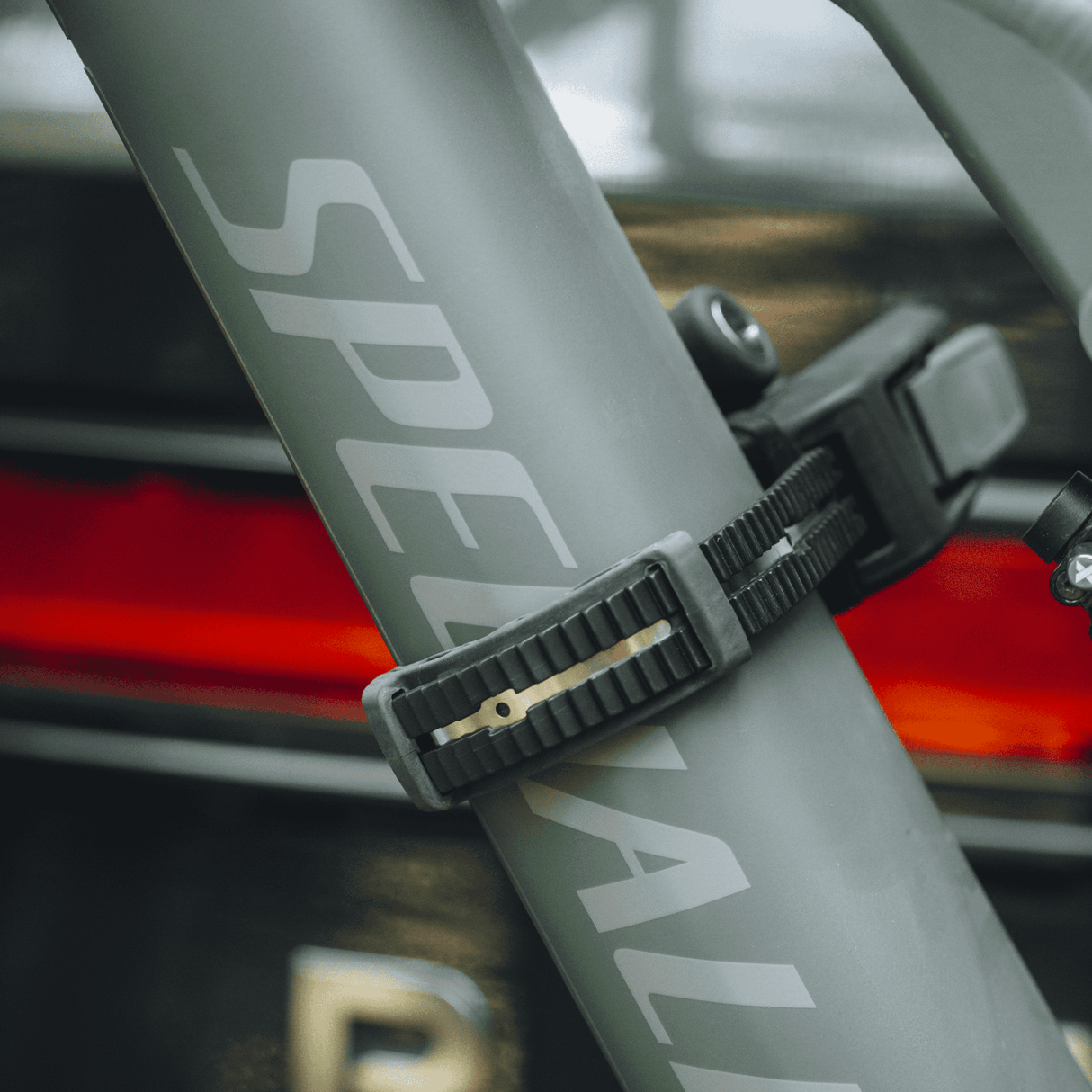 portabici-thule-gancio-traino-306lyp.png Portabici da installare sul gancio di traino Thule Epos ParkSecure 69cm Nero - immagine 1